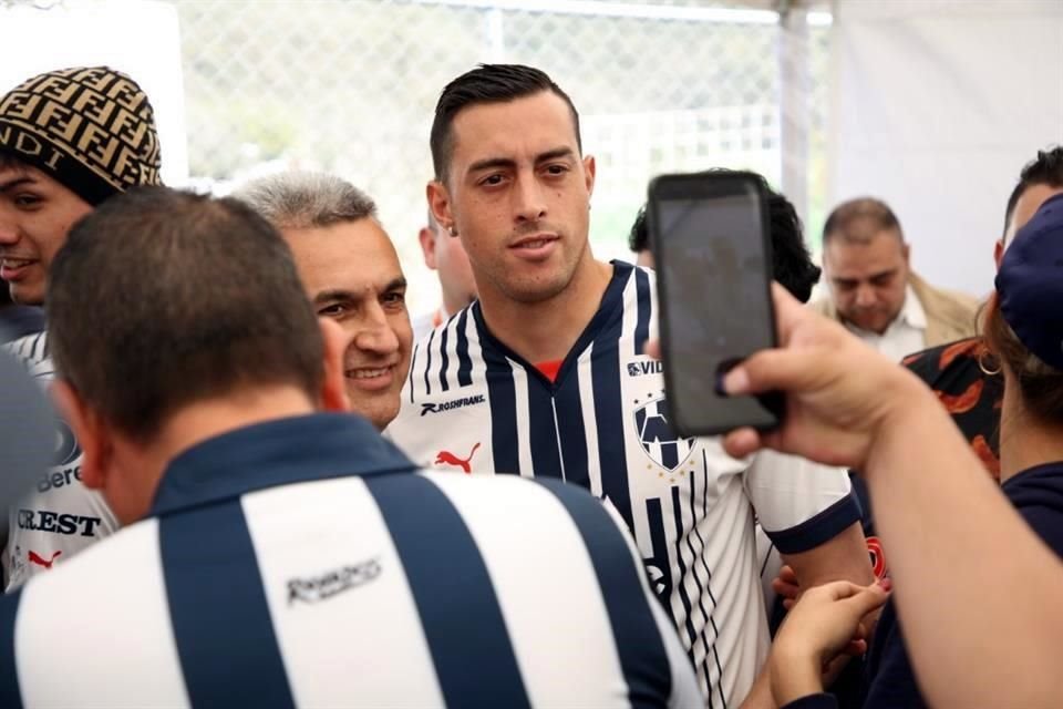 Observa las imágenes de la foto oficial de Rayados, Rayadas y Raya2.