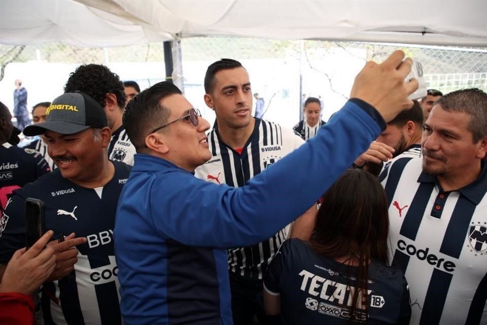 Observa las imágenes de la foto oficial de Rayados, Rayadas y Raya2.