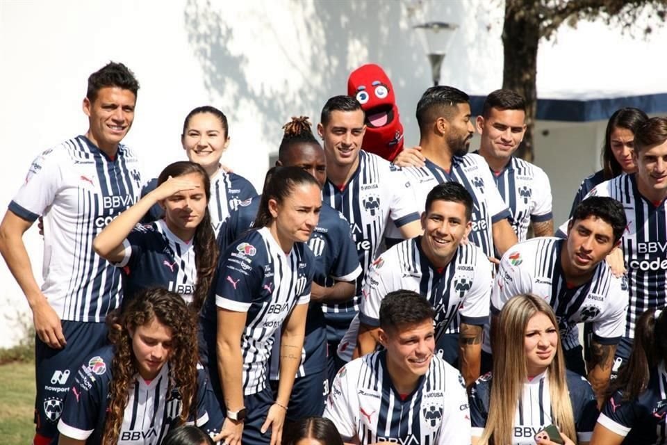 Observa las imágenes de la foto oficial de Rayados, Rayadas y Raya2.