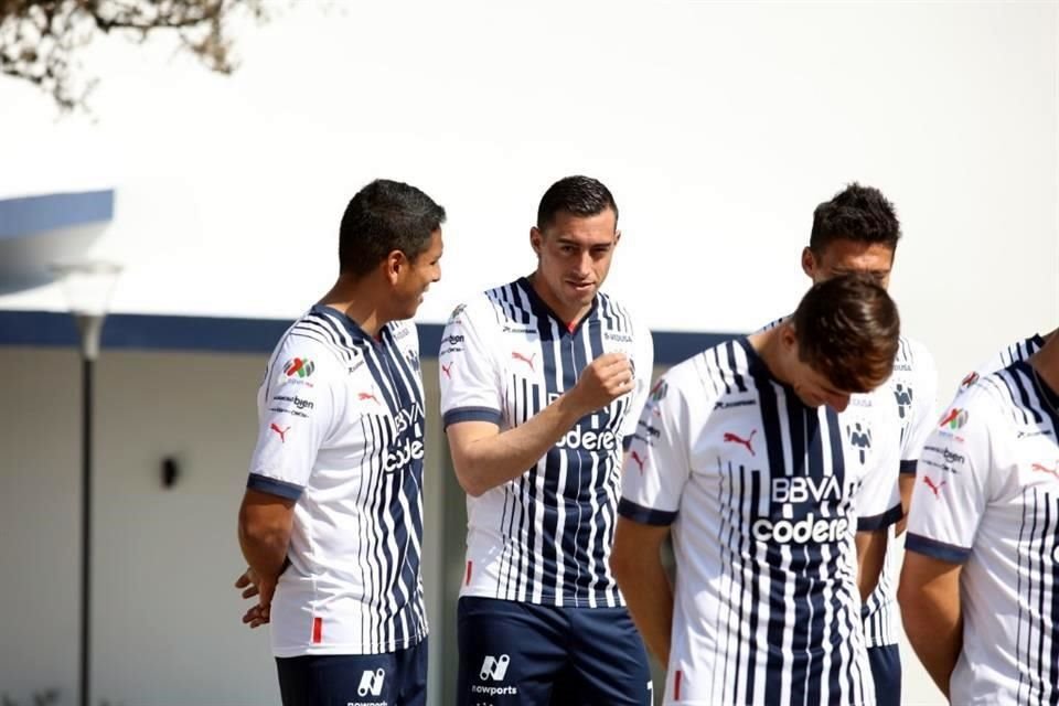 Observa las imágenes de la foto oficial de Rayados, Rayadas y Raya2.