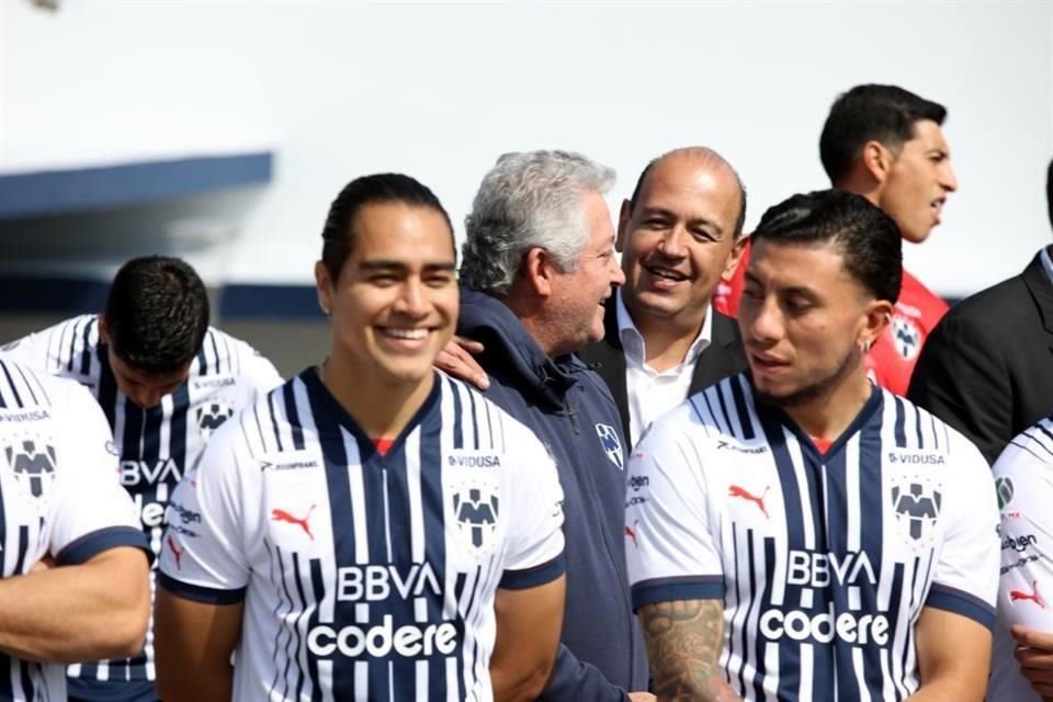 Observa las imágenes de la foto oficial de Rayados, Rayadas y Raya2.