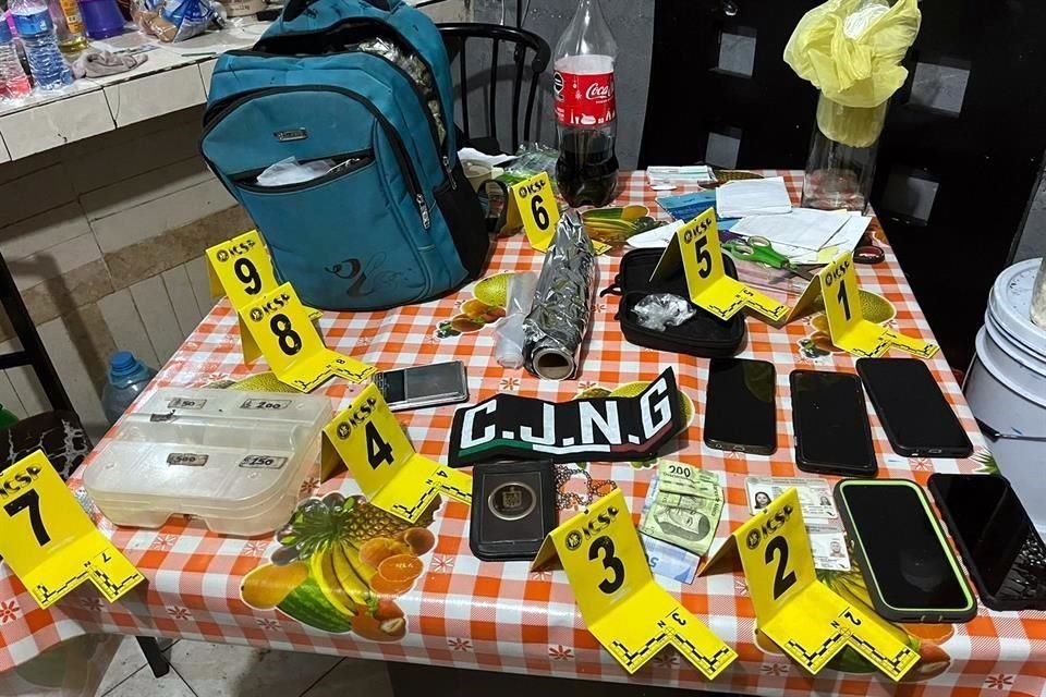 Durante los operativos realizados, en la Colonia Nuevas Colonias, encontraron armas, drogas y parches con las siglas CJNG.