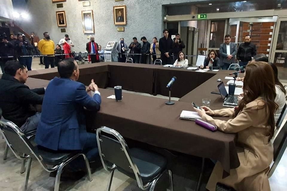 Las bancadas mayoritarias del PRI y el PAN impulsan el juicio político argumentando que García incurrió en violaciones graves a la Constitución de Nuevo León por no presentar el Presupuesto 2023.