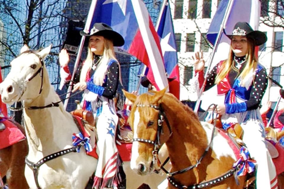 Caballos y jinetes protagonizan el Desfile del Rodeo en el Centro.