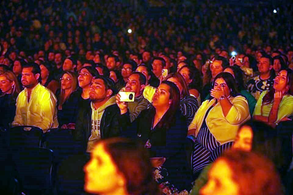 En el mes del amor escuchar en vivo a Sin Bandera supo diferente, pues un fuerte sabor a miel endulzó a miles de corazones que latieron con su líricas y melodiosas armonías.