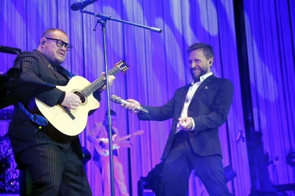 Al lado de seis músicos y dos coristas, Leonel y Noel entraron en una exquisita complicidad que contagió a la audiencia