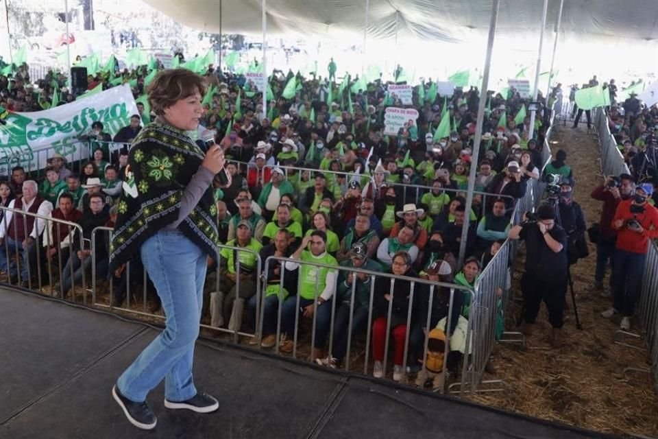 Delfina Gómez en un acto de precampaña con militantes y simpatizantes de Morena, PT y PVEM en San Francisco Soyaniquilpan.