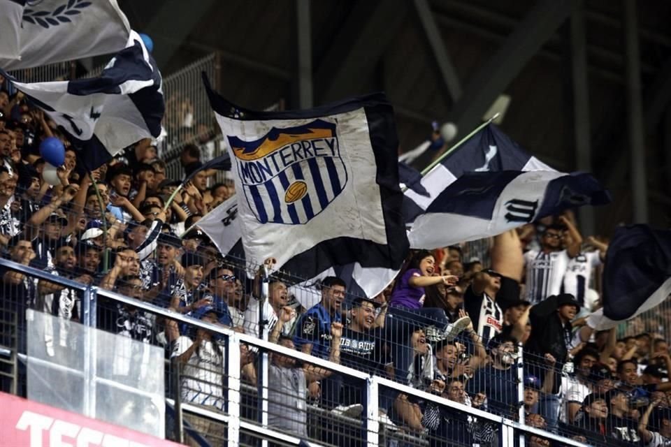 Los seguidores de Rayados vivieron una noche alegre con el triunfo de su equipo ante los Diablos.