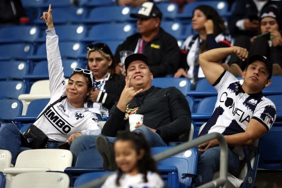 Aficionados de Rayados previo al arranque del partido del domingo ante Toluca.