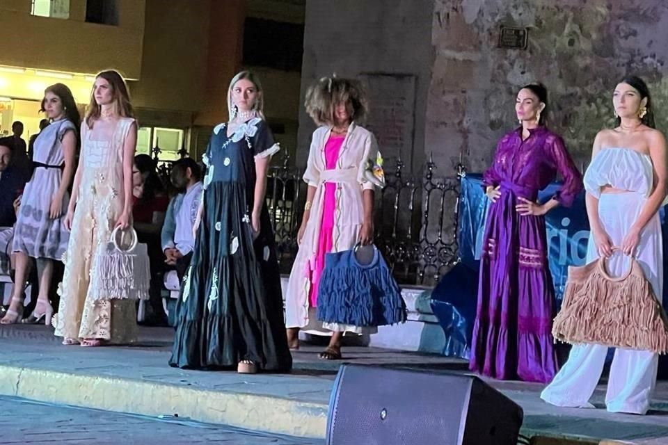 Presentan reconocidos diseñadores nacionales frente a la Catedral de Mérida en una colorida pasarela titulada Amanecer.