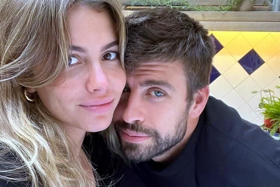 Piqué y Clara Chía fueron captados paseando por las calles de Barcelona mientras se agarran de la mano.