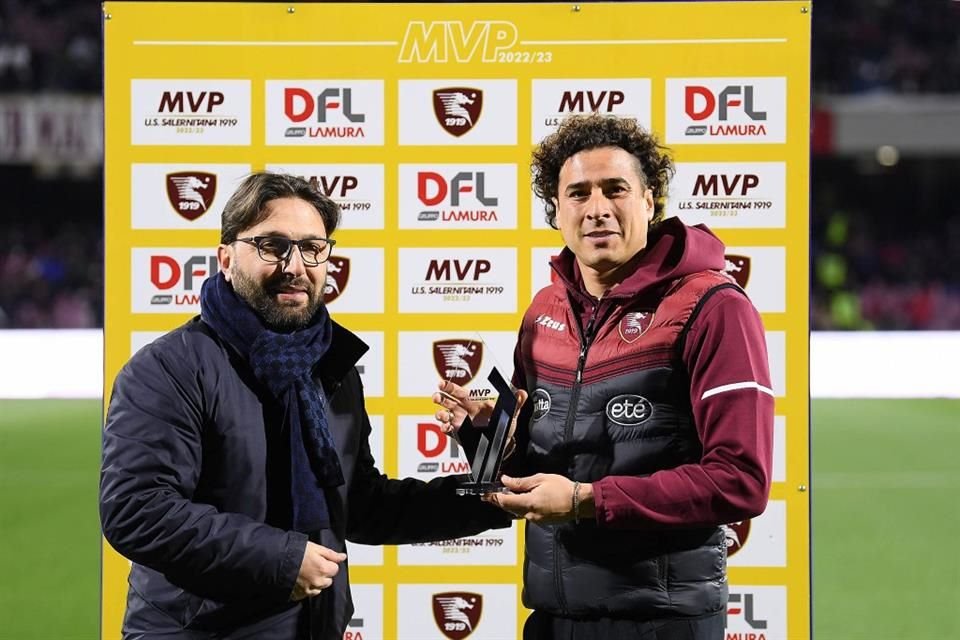 Guillermo Ochoa recibió un reconocimiento por sus buenas actuaciones con el Salernitana.