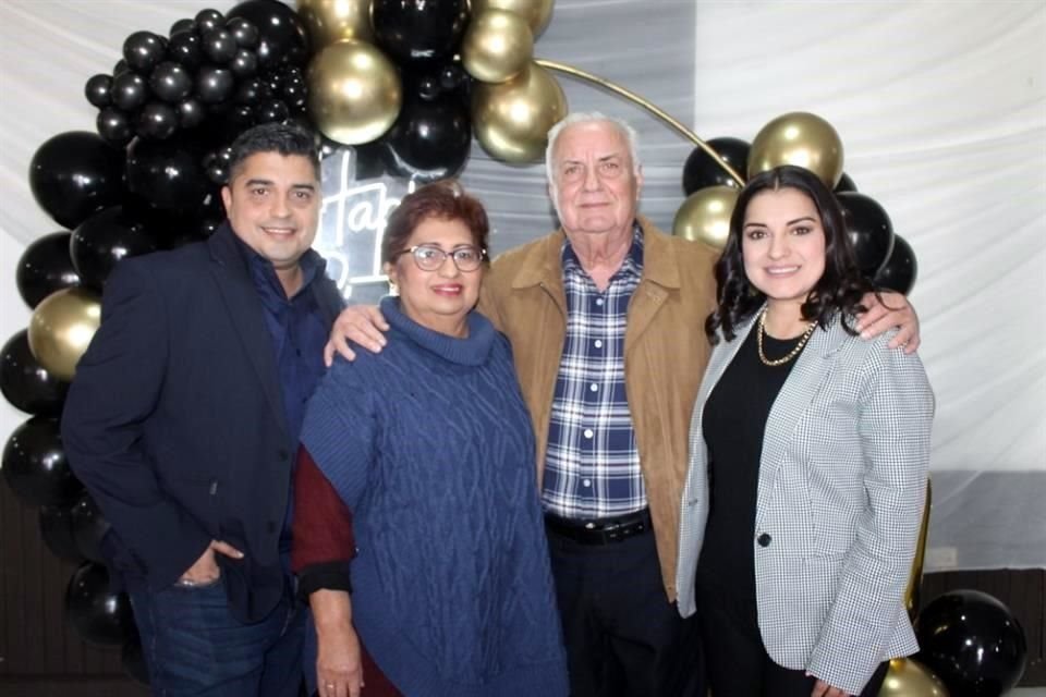 Fernando Guajardo, Yolanda Vargas, Felipe Guajardo y Yolanda Guajardo