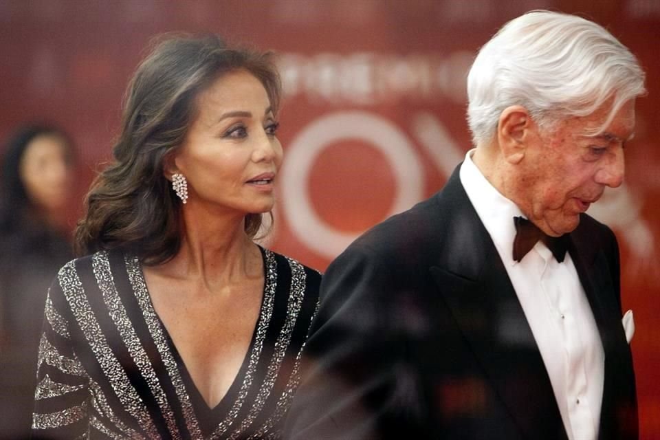 Isabel Preysler, ex novia del escritor Mario Vargas Llosa, comentó que el escritor ha caído muy bajo al hablar mal de sus hijos.