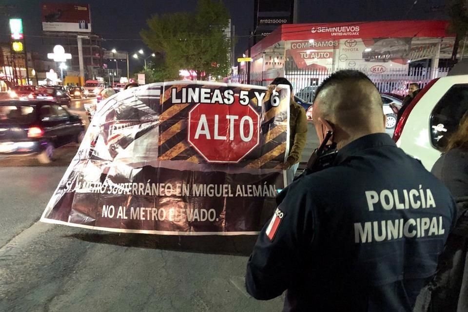 Vecinos de Guadalupe bloquearon de forma intermitente la Av. Miguel Alemán, al rechazar la Línea 6 elevada. 