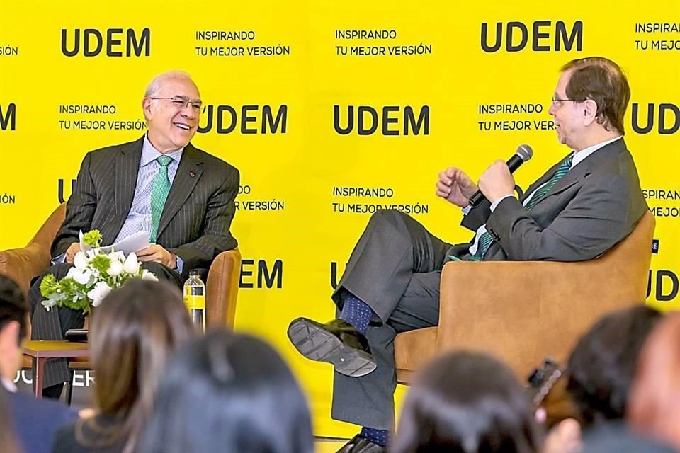 José Ángel Gurría y Agustín Basave Benítez, director del Instituto de Estudios Políticos de la UDEM, durante la charla en la Universidad de Monterrey.