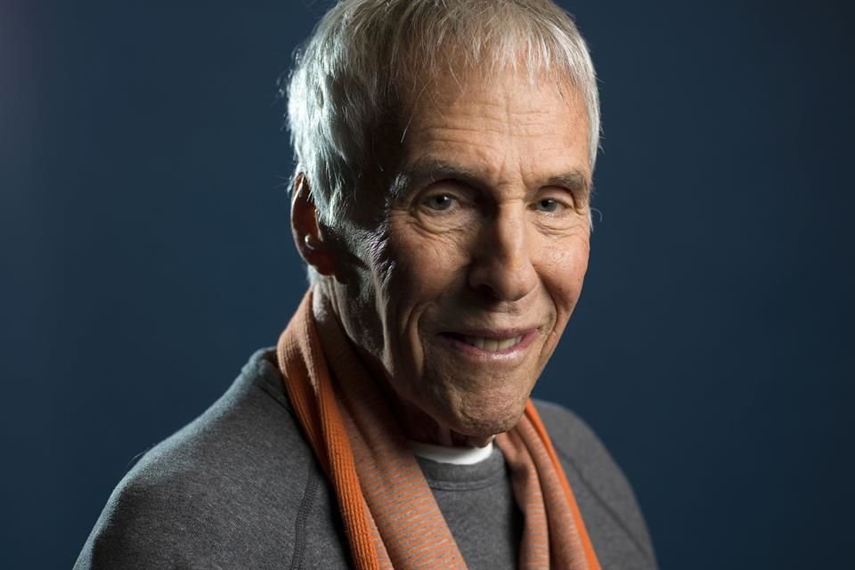 Fallece el compositor pop Burt Bacharach a los 94 años quien llenó de éxitos la radio en la década de los 50 a lado del escritor Hal David.