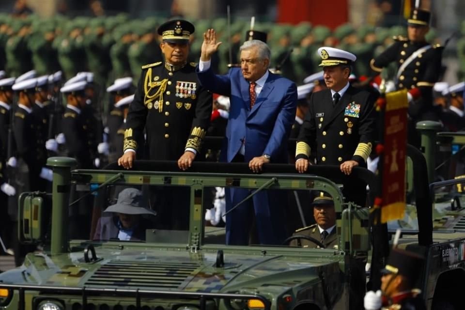 Luis Cresencio Sandoval, Andrés Manuel López Obrador y Rafael Ojeda durante la Marcha de la Lealtad en el Zócalo.