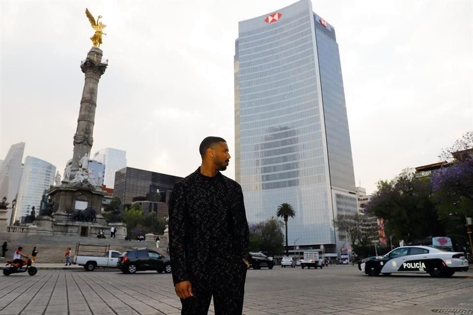 Michael B. Jordan posó en El Ángel de la Independencia durante un minuto para promocionar el filme 'Creed III'.