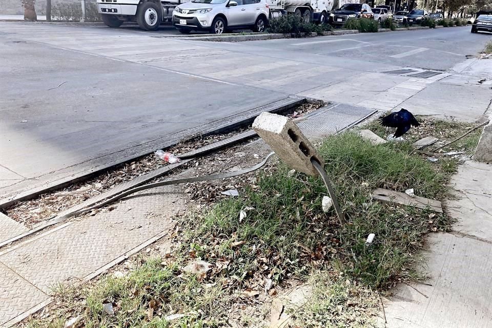 La acera norte de Roble se encuentra en mal estado.