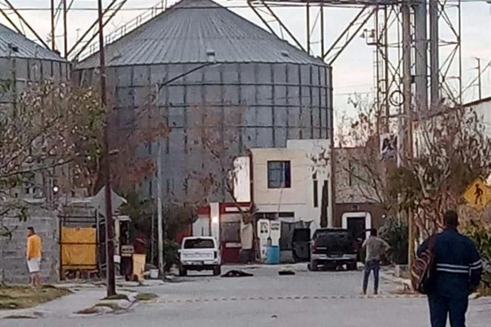 Un enfrentamiento en Salinas Victoria deja como saldo dos policías municipales sin vida y uno más herido.