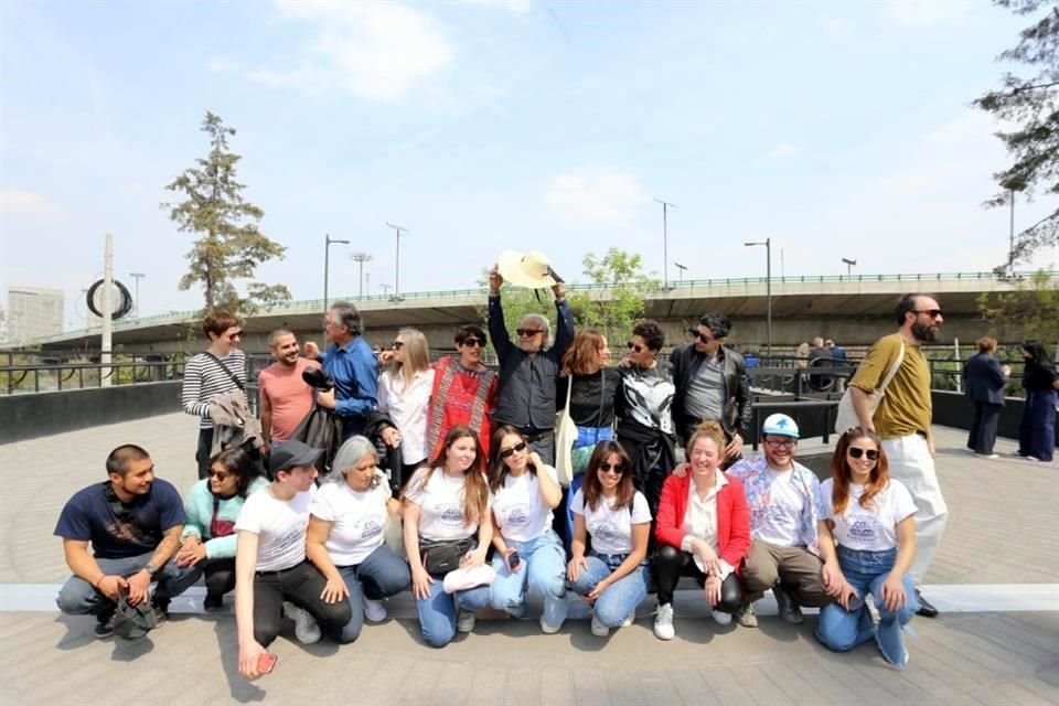 El artista Gabriel Orozco pidió a sus invitados al recorrido: 'Pongan cara de visionarios culturales', al posar para la foto.