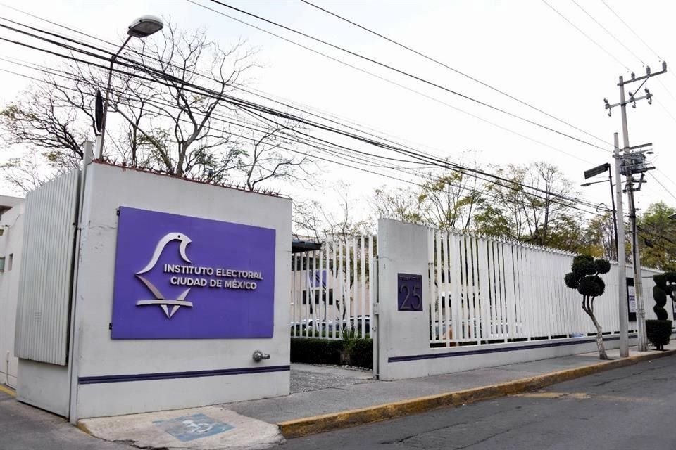 Ante el hallazgo, la dependencia dio aviso a la Fiscalía Especializada para la Atención de Delitos Electorales de la CDMX, así como al Instituto Nacional de Transparencia (INAI) por posible mal uso de datos personales. 