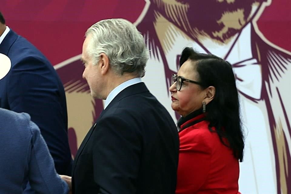 La ministra Norma Pïña, junto al diputado Santiago Creel, en la ceremonia de la Marcha de la Lealtad.