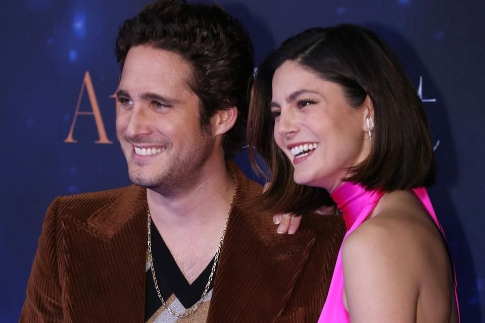 Los protagonistas de 'At Midnight', Diego Boneta y Monica Barbaro, brillaron en la alfombra azul de la premier global de la cinta.