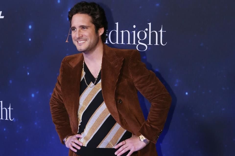 Diego Boneta vistió un traje café para la gala.