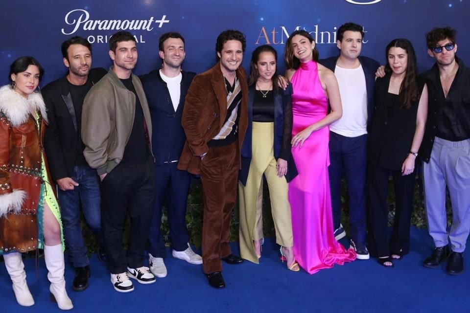 El elenco de la cinta estuvo presente en la premier global de 'At Midnight'.