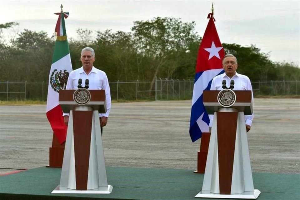 Los Mandatarios pronunciaron un mensaje en el recibimiento oficial y entonaron los himnos de México y Cuba.