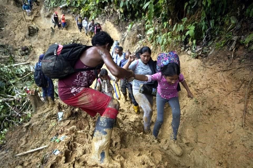 Migrantes, en su mayoría venezolanos, cruzan el Tapón del Darién desde Colombia hacia Panamá con la esperanza de llegar a Estados Unidos.