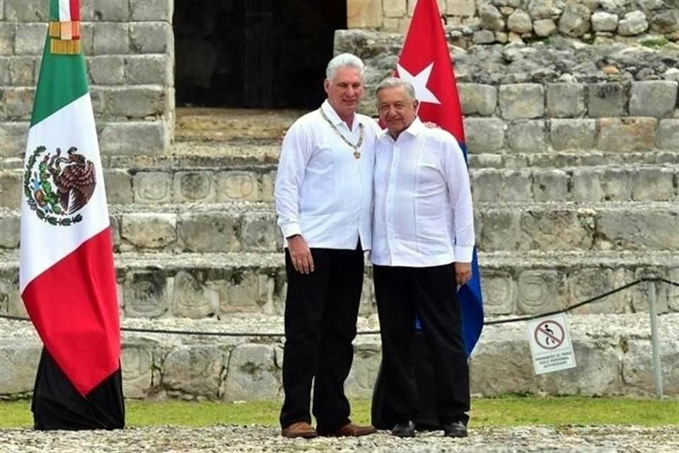 El Presidente Andrés Manuel López Obrador y el mandatario cubano Miguel Díaz-Canel en la entrega de la Condecoración de la Orden Mexicana del Águila Azteca, en Edzná, Campeche.