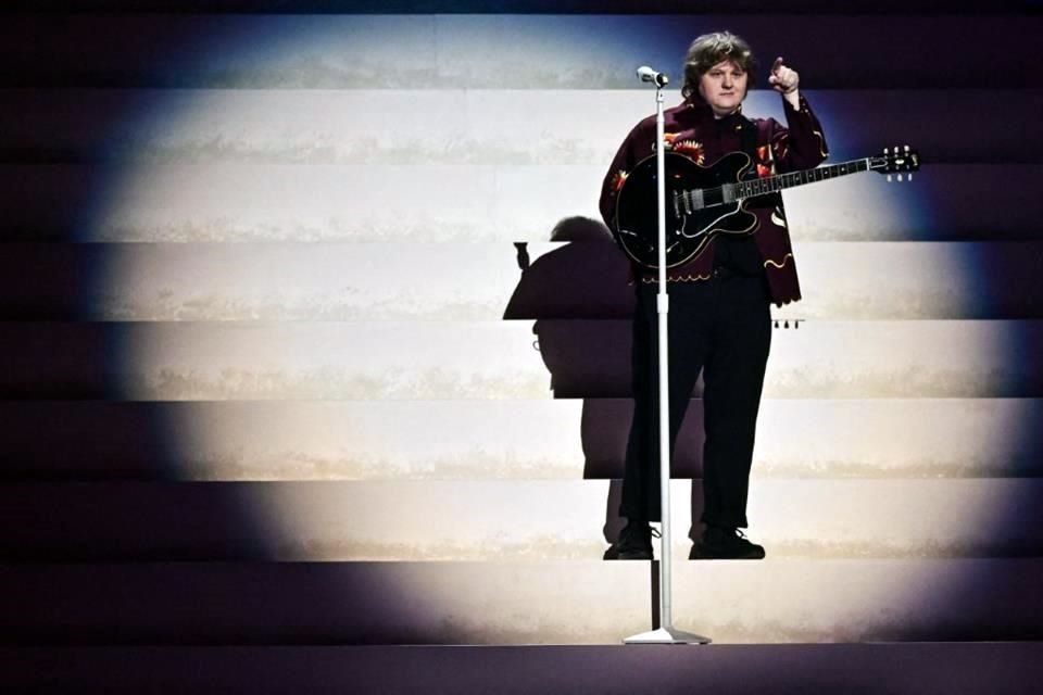 Lewis Capaldi estremeció al escenario del Millennium Dome, con un coro ensacional.
