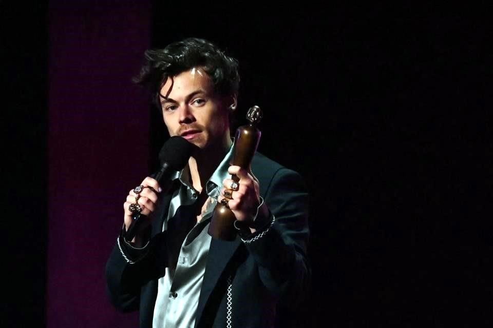 Harry Styles celebró su primer Brit Qawrd de la noche de cuatro nominaciones que recibió.