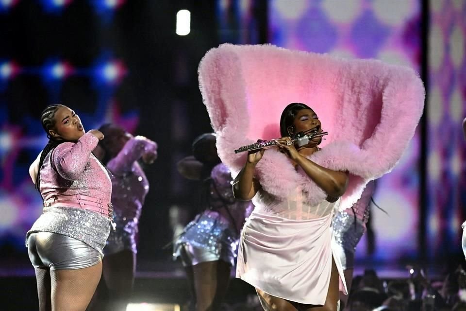 Lizzo sorprendió tocando la flauta en el número musical en el que también llamó la atención su vistosos atuendo.