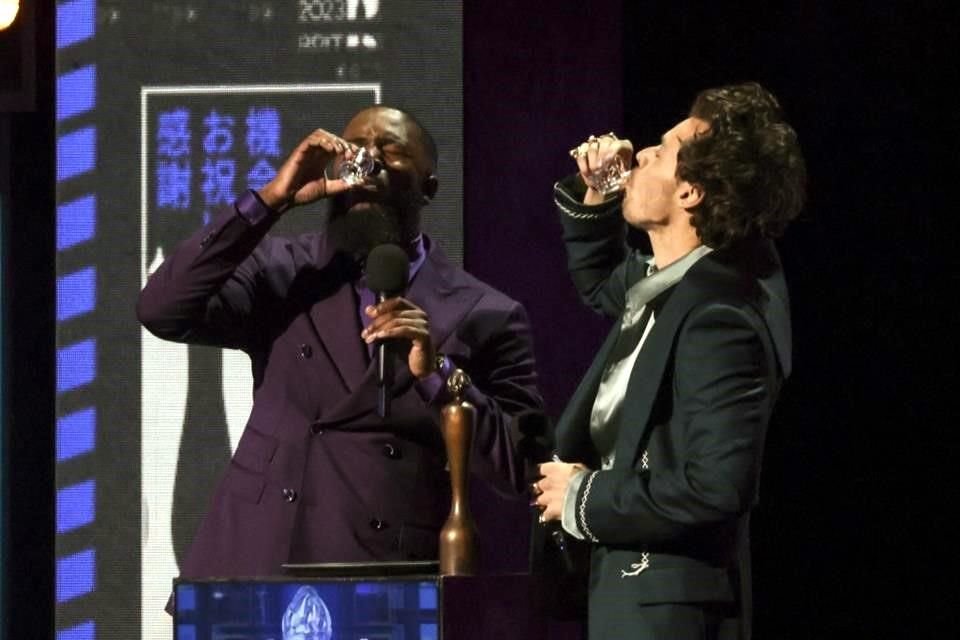 Mo Gilligan y Harry Styles se divirtieron en el escenario: tomaron un shot antes de presentar un premios.