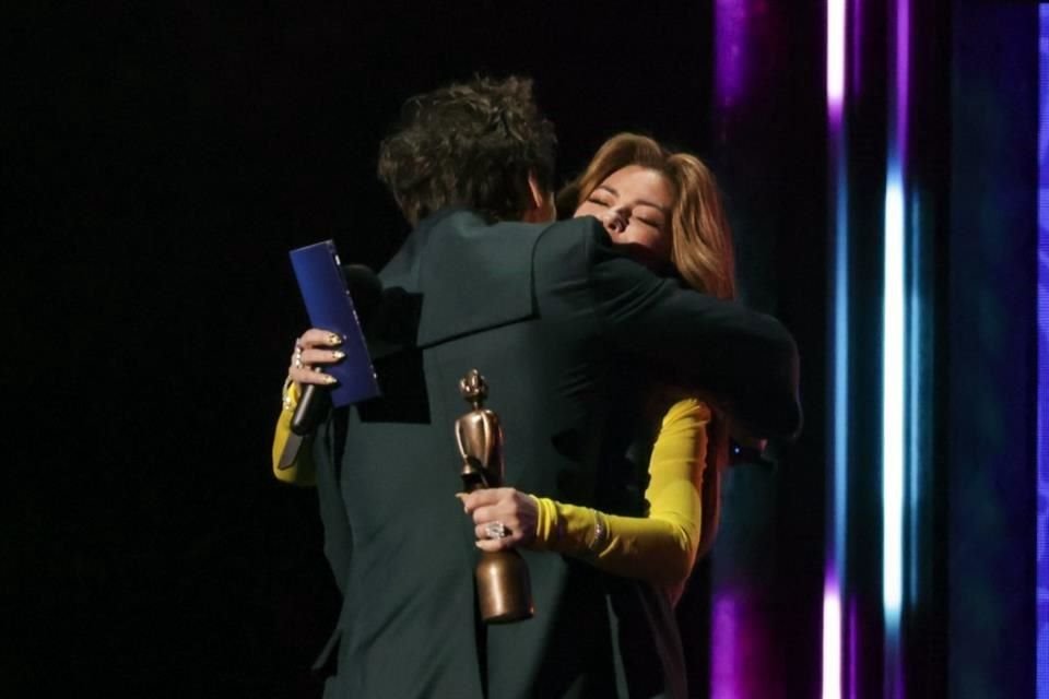 Shania Twain entregó el premio a Harry Styles por Mejor Canción del Año.