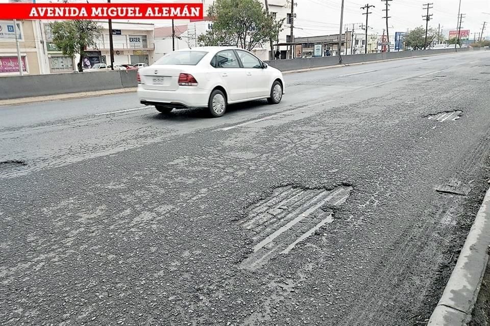 Este bache de la Avenida Miguel Alemán, a la altura de la Colonia Victoria, en Guadalupe, es uno de los muchos que afectan a la vía, que corre también por San Nicolás y Apodaca.
