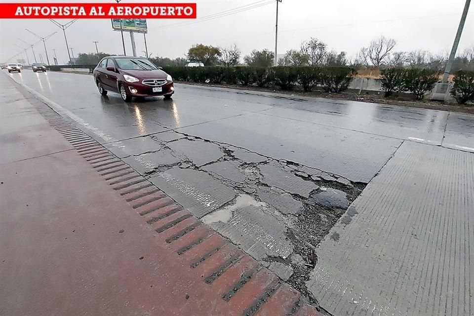 Este bache de la Avenida Miguel Alemán, a la altura de la Colonia Victoria, en Guadalupe, es uno de los muchos que afectan a la vía, que corre también por San Nicolás y Apodaca.