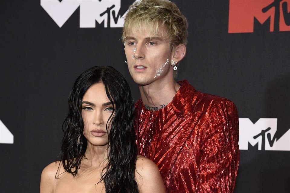 Megan Fox borró fotos con Machine Gun Kelly y lanzó un mensaje sobre la infidelidad, provocando rumores sobre su ruptura.