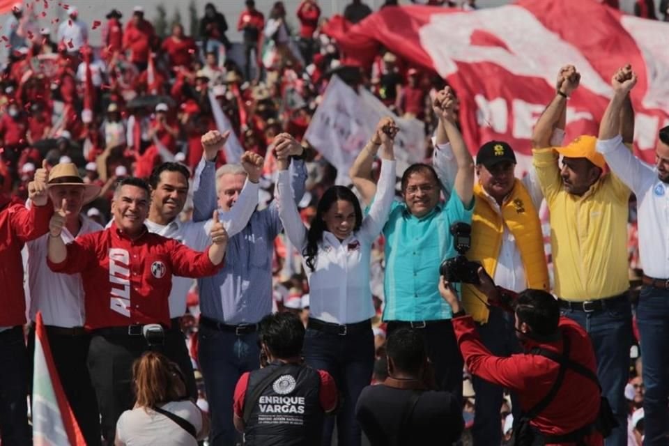 El líder nacional del PRI, Alejandro Moreno, tomó la protesta a Alejandra del Moral en una plataforma que fue colocada en el centro del predio, rodeada por decenas de gradas.