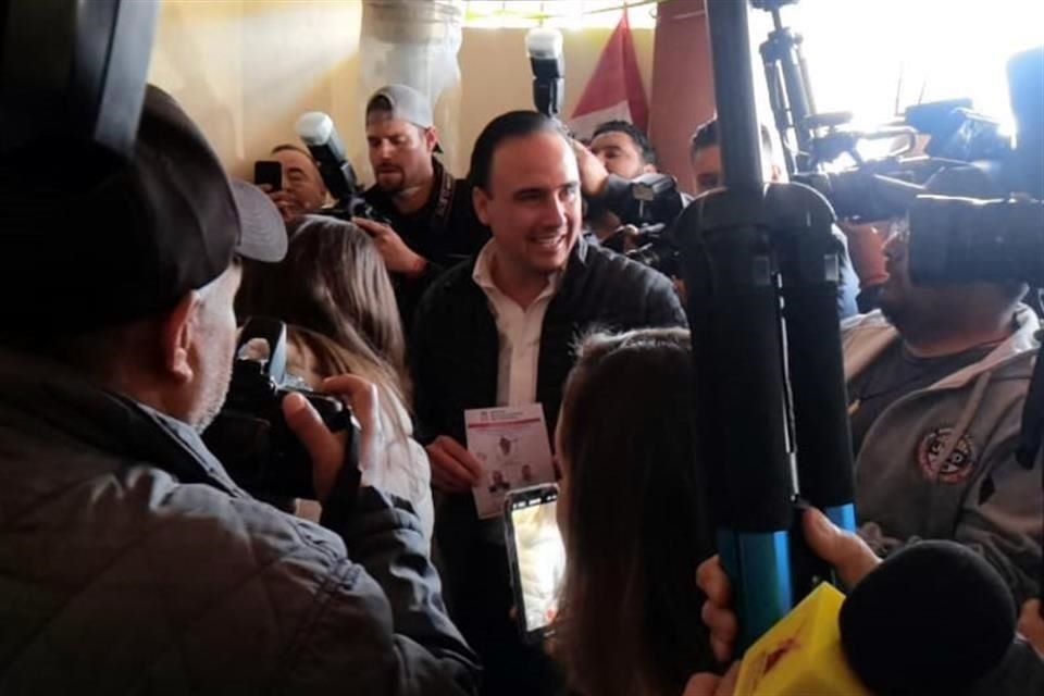 Manolo Jiménez acudió a votar este domingo en la jornada electoral interna para elegir al candidato a la Gubernatura de Coahuila.