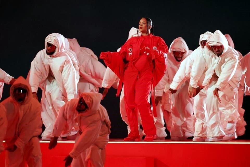 La cantante Rihanna regresó de manera triunfal a los escenarios con un explosivo show de medio tiempo en el Super Bowl LVII.