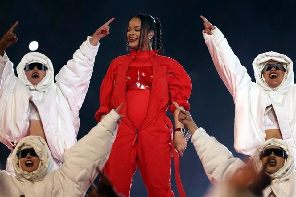 Rihanna sorprendió a todos con su atuendo y su pancita de embarazada durante el show de medio tiempo del Super Bowl LVII.