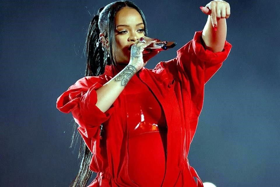 Rihanna sorprendió a todos con su atuendo y su pancita de embarazada durante el show de medio tiempo del Super Bowl LVII.