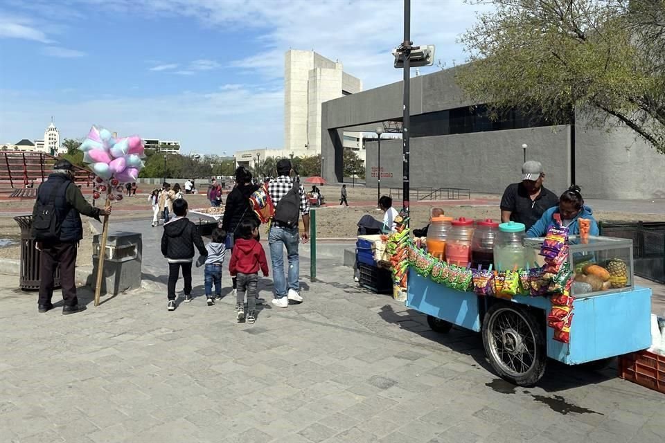 Los vendedores ambulantes regresaron a espacios que tienen prohibidos, como frente al Teatro de la Ciudad.