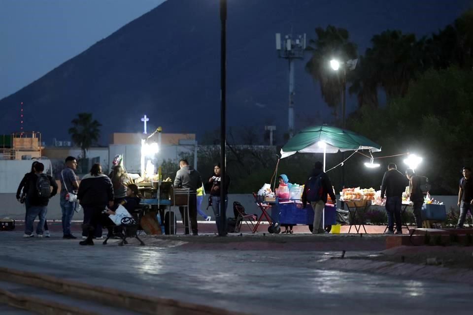 Desde cerca del mediodía y hasta la noche hubo puestos por toda la Macroplaza.