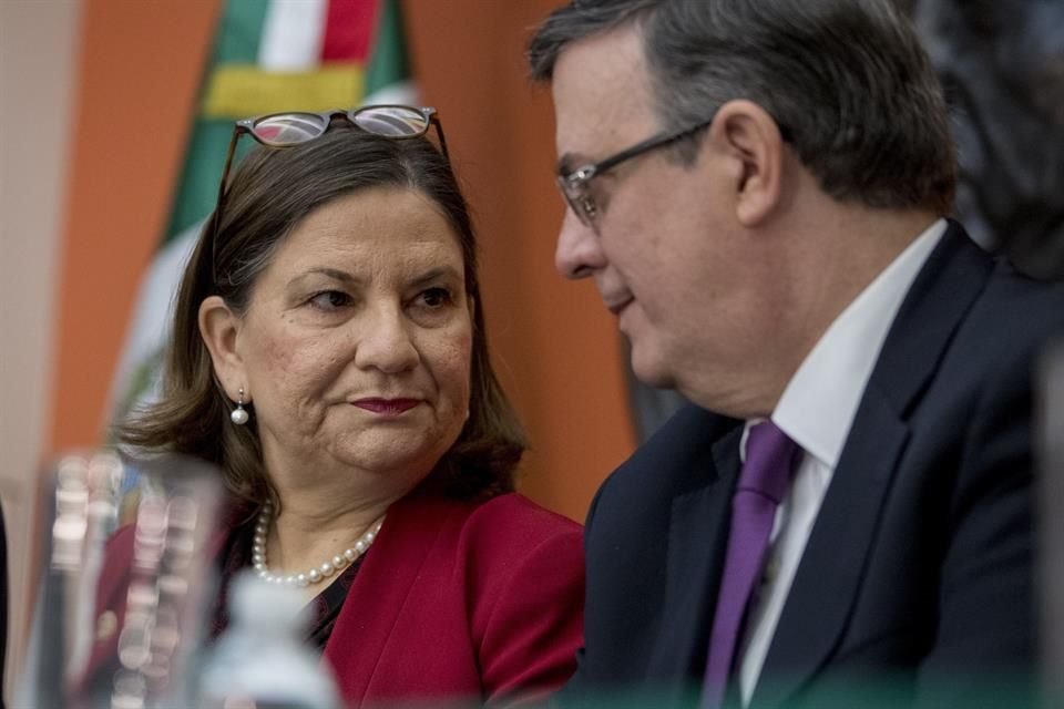 Martha Bárcena y Ebrard en una conferencia de prensa en 2019.